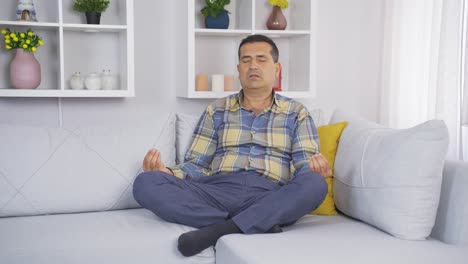 Alter-Mann-Meditiert-Zu-Hause.